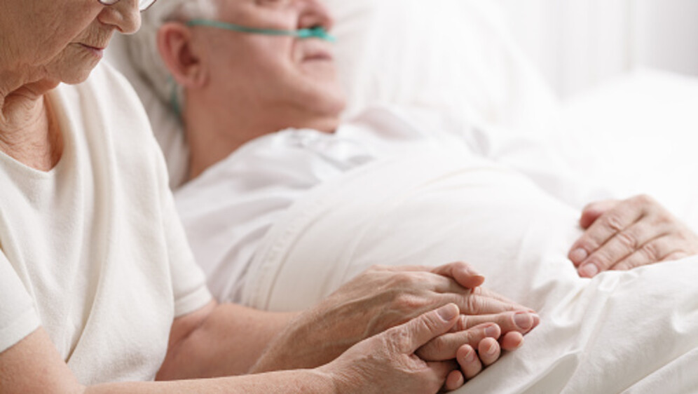 Pacijent u bolničkom krevetu, ilustracija