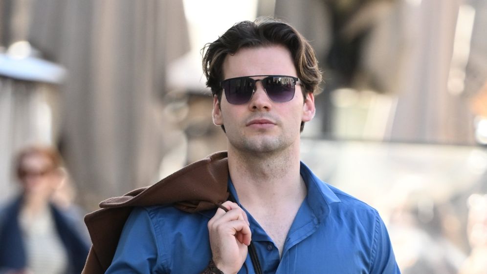 Muškarac sa špice u sjajnoj modnoj kombinaciji