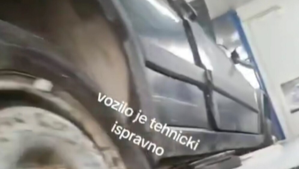 Golf 2 na dizalici automehaničarske radionice