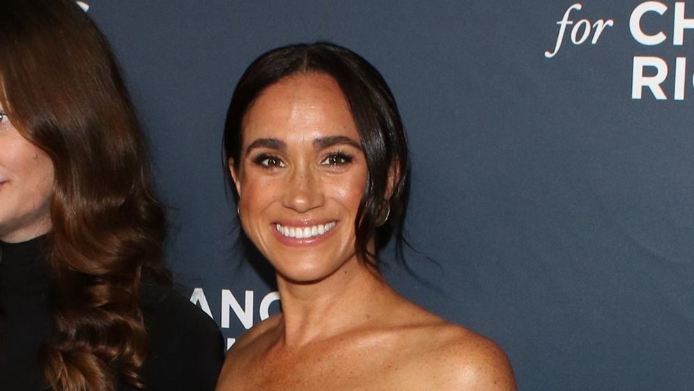 Meghan Markle u minimalističkoj crnoj haljini i crnim sandalama - 4