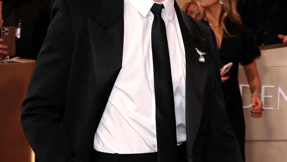 Connor Storrie u odijelu na Zlatnim globusima