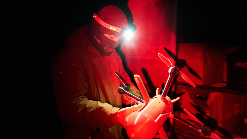 Ukrajinski vojnik priprema presretački dron