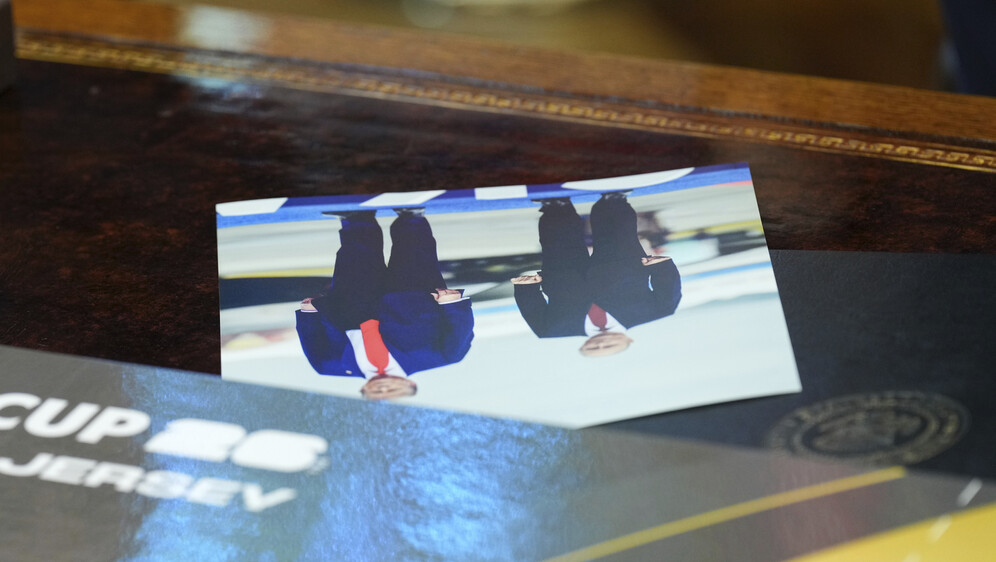 Fotografija Trumpa i Putina u Ovalnom uredu