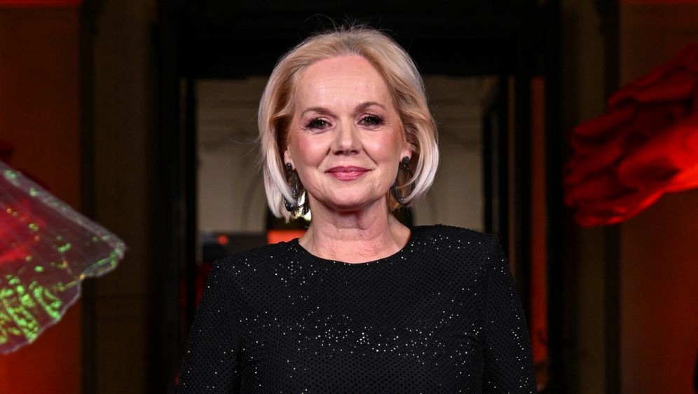 Ksenija Pajić u crnoj toaleti sa šljokicama na Večernjakovoj ruži 2026. - 2