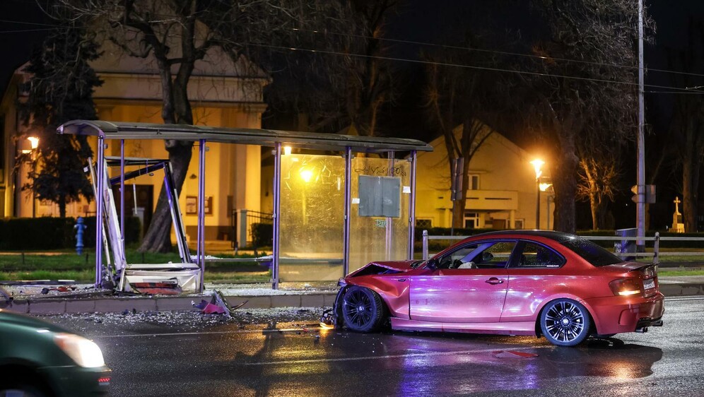 Automobilom se zabio u tramvajsku stanicu