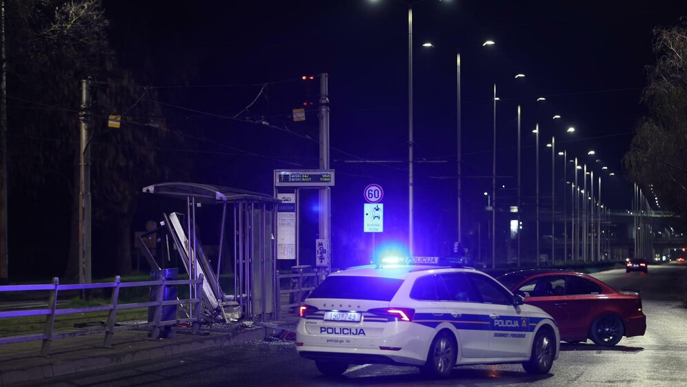 Automobilom se zabio u tramvajsku stanicu