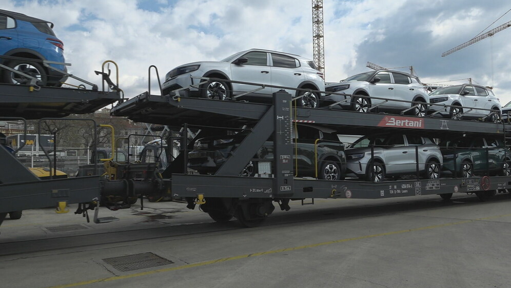 Vlak s automobilima u riječkoj luci - 1