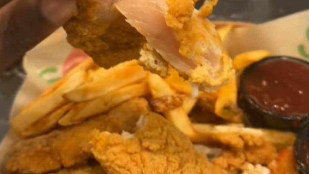 Sirova pohana piletina na tanjuru