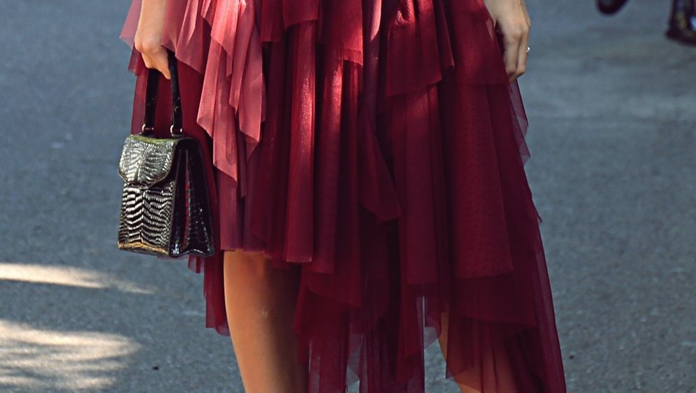 Žena u asimetričnoj suknji