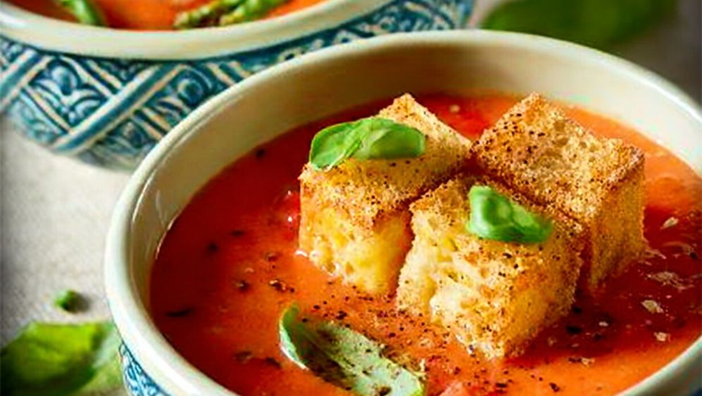 Juha od rajčice s krutonima punjenima sirom