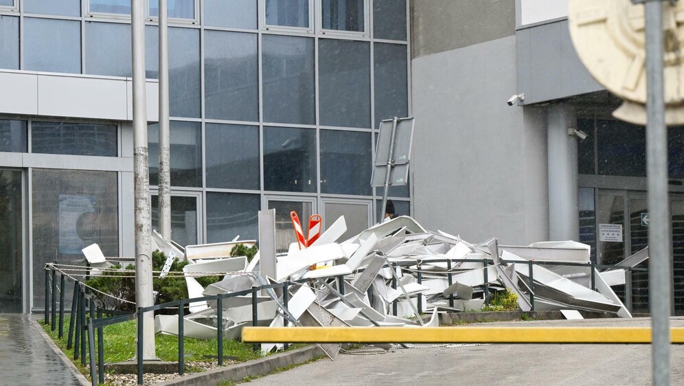 Nevrijeme oštetilo nadstrešnicu na Rebru