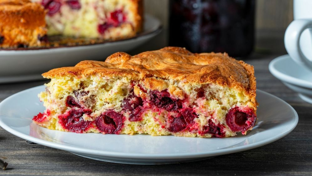 Brzi biskvit na čaše s višnjama iz kompota