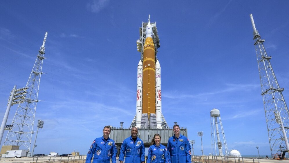 Posada misije Artemis II ispred SLS rakete