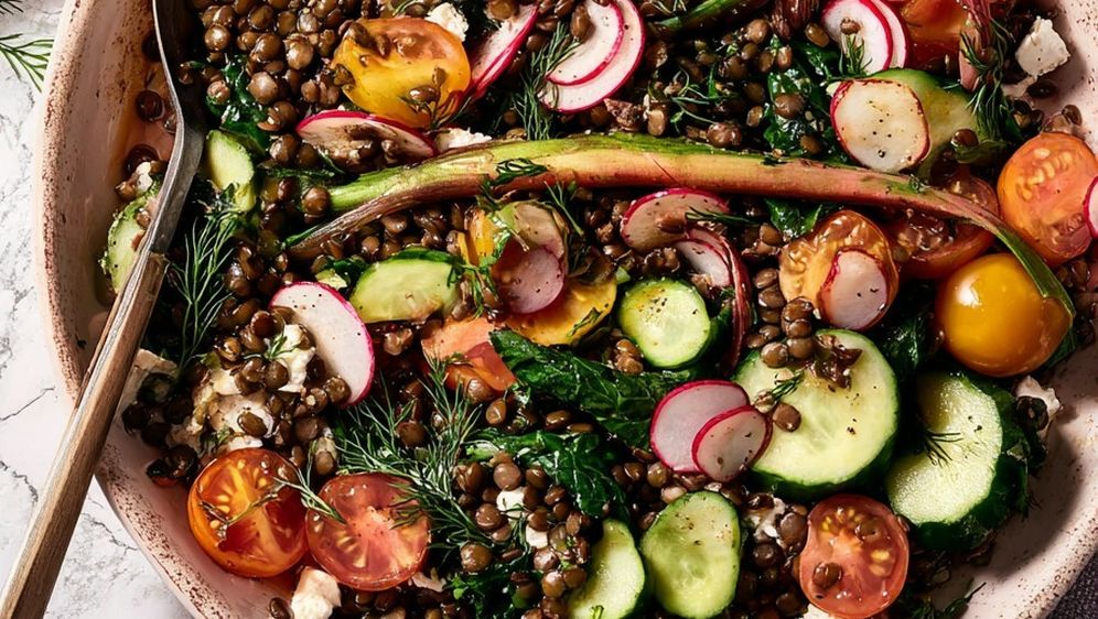 Salata od leće, feta sira i povrća