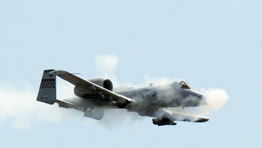 A-10 Thunderbolt II otvara vatru iz topa