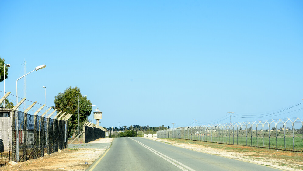 Kako se piše: tampon zona ili tampon-zona