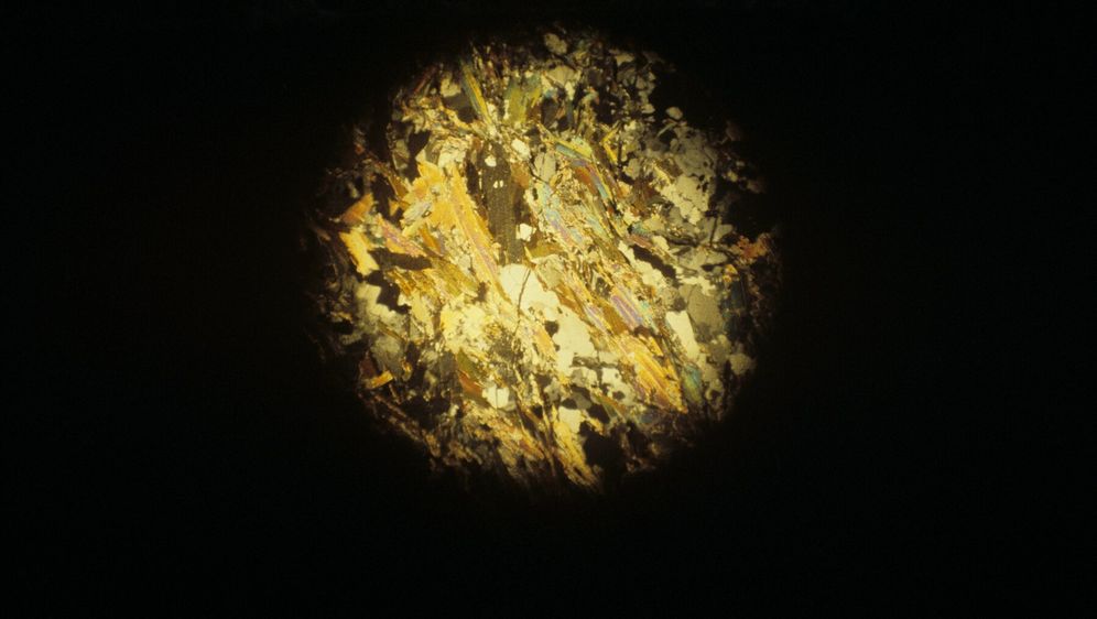 Uzorak materijala iz dubine Zemlje s Kolskog otvora za proučavanje pod mikroskopom