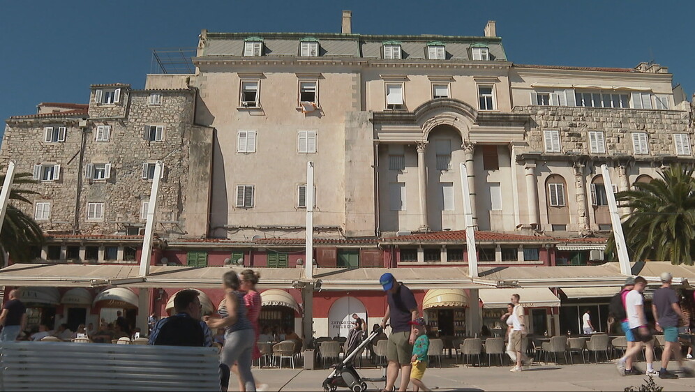 Zlatni splitski kvadrati zjape prazni