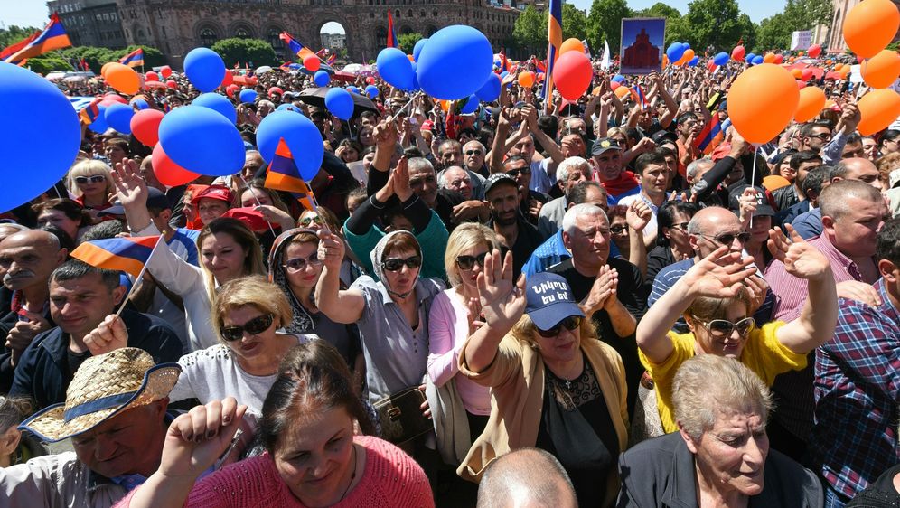 Armenski vođa prosvjeda poručuje eliti: Odstupite ili vas čeka cunami! (Foto: AFP)
