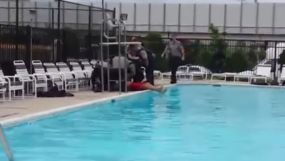 Pokušao se utopiti u bazenu, ali mu nije uspjelo. Sada tuži policiju i spasioca (Screenshot YouTube)
