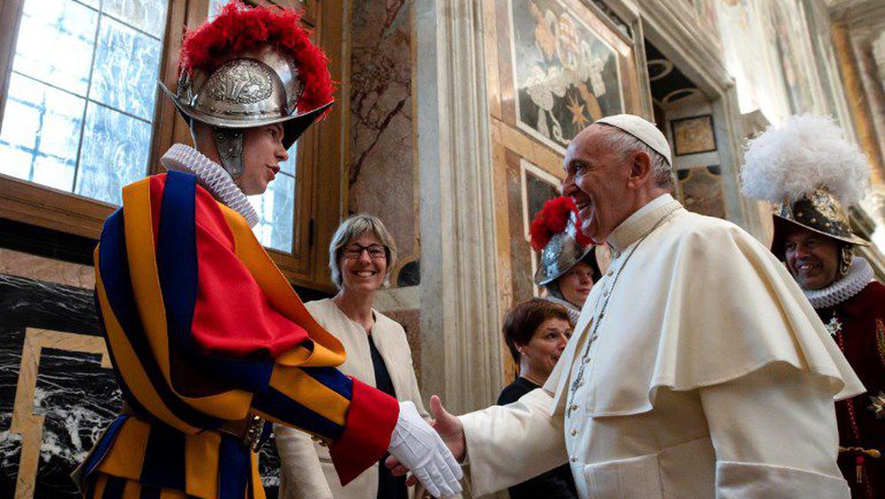 Pripadnik Švicarske garde i papa Franjo (Foto: HO / OSSERVATORE ROMANO / AFP)
