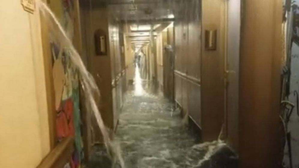 Voda preplavila luksuzni kruzer, prodirala u hodnike i kabine (Screenshot Facebook/Marla DeAnn Haase)
