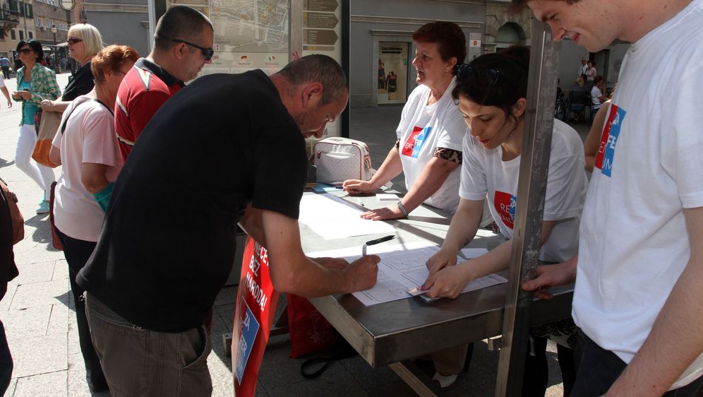 Prikupljanje potpisa za referendum (Ilustracija: Goran Kovacic/PIXSELL)