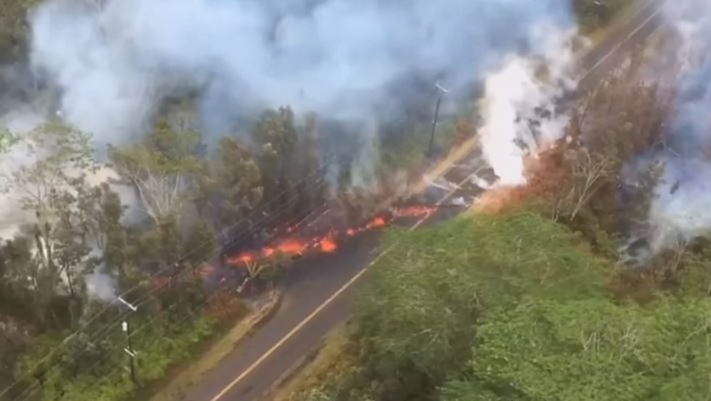 Otvorile se nove pukotine u blizini vulkana (Screenshot: Reuters)