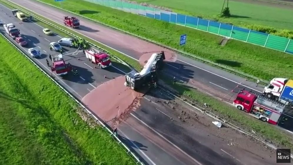 Tone tekuće čokolade curile iz prevrnute cisterne (Screenshot YouTube)