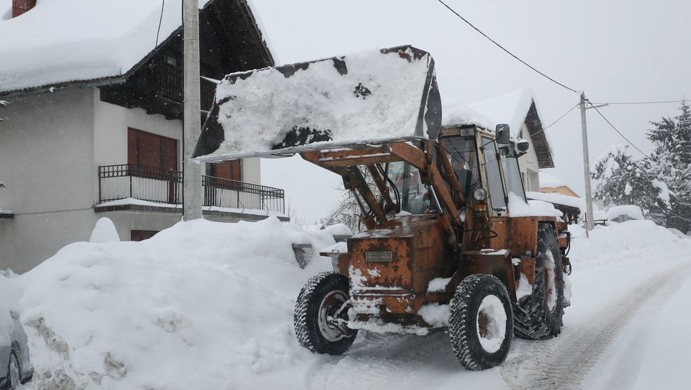 Čišćenje snijega u Ogulinu (Foto/Arhiva: Kristina Stedul Fabac/PIXSELL)