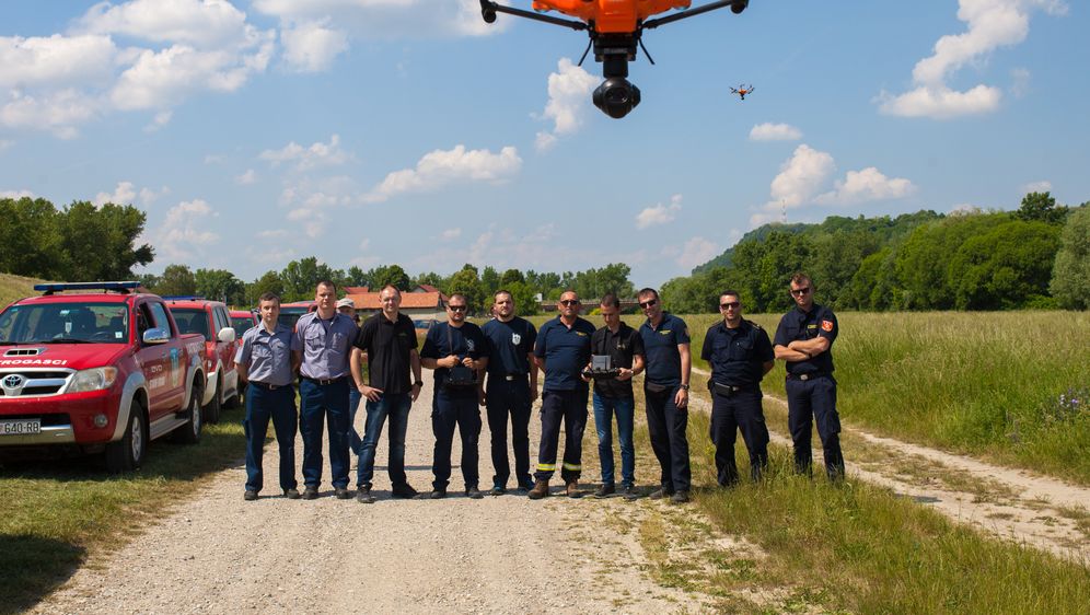 Vatrogasci s dronom (Foto: Tele2)