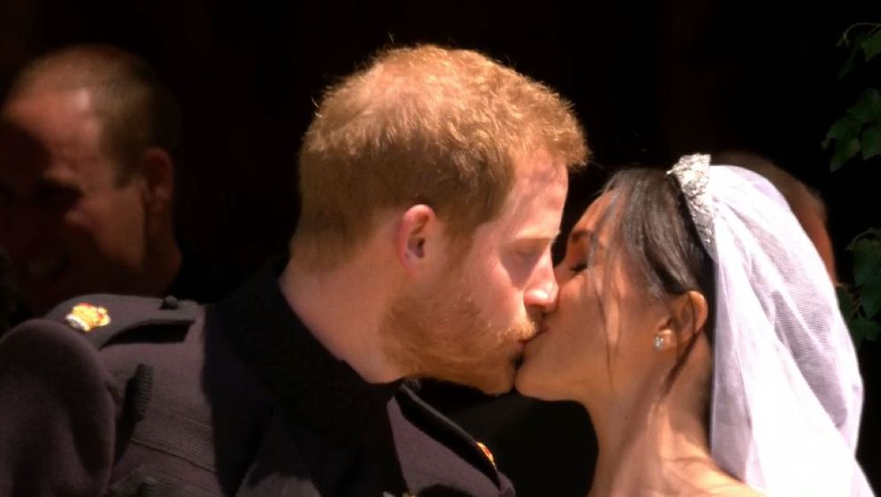Poljubac princa Harryja i Meghan (Screenshot: Nova TV)