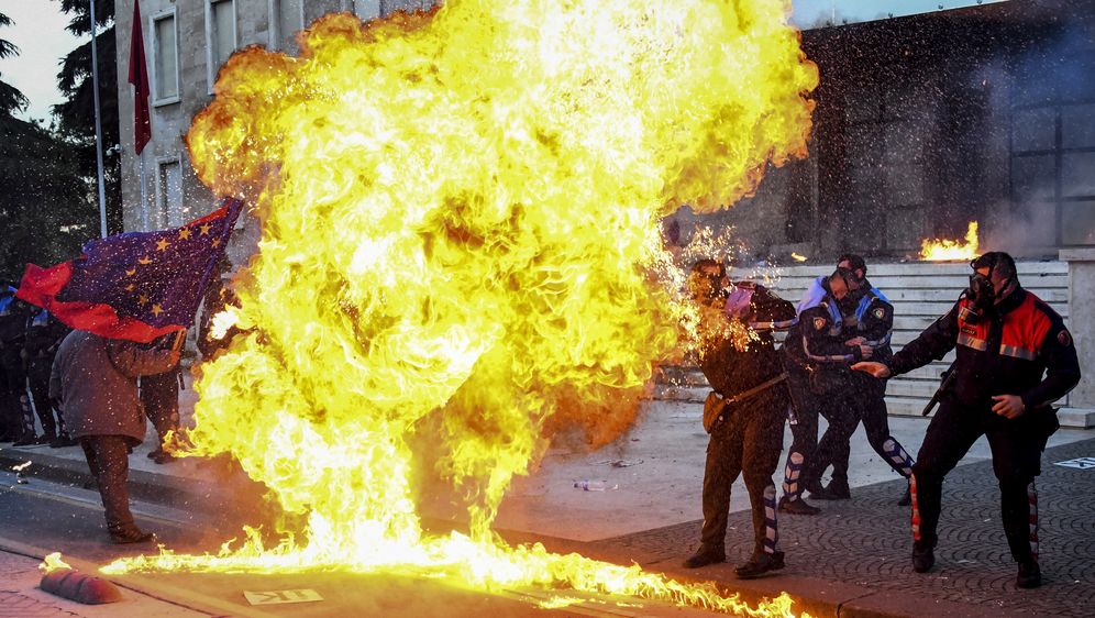 Neredi u Albaniji (Foto: Gent SHKULLAKU / AFP)