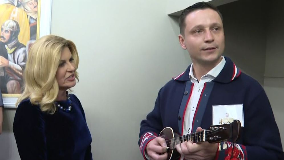 Predsjednica pjeva 'Suzu za zagorske brege' (Foto: Dnevnik.hr)