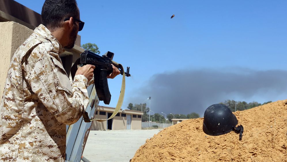 Vojnici drže pozicije kod Tripolija (Mahmud TURKIA / AFP)