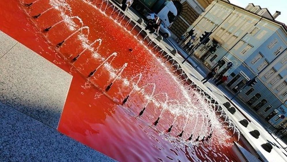 Voda u riječkoj fontani obojana u crveno (Foto: Facebook/Obrani PRAVO NA IZBOR) - 1