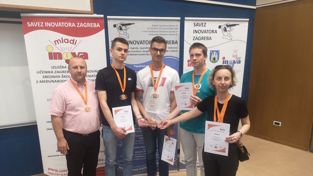 Vukovarski gimnazijalci s mentorima i zlatnom medaljom