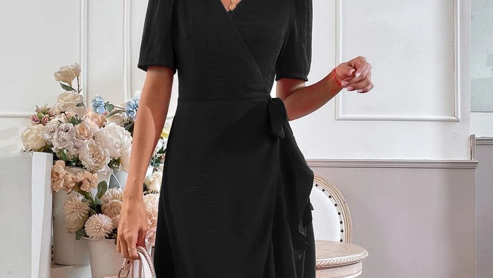 Crna haljina midi dužine može biti izvrstan izbor za svaki dan (Shein, 136 kn)