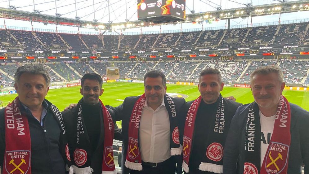 Romeo Jozak sa suradnicima i čelnicima Eintrachta na Waldstadionu u Franktfurtu