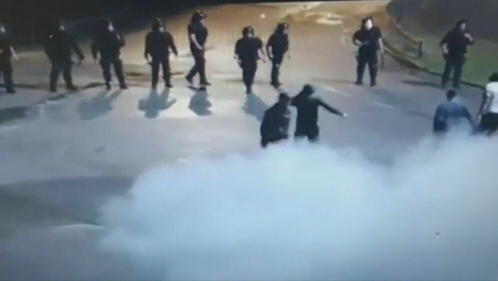 Navijači napali policiju - 5