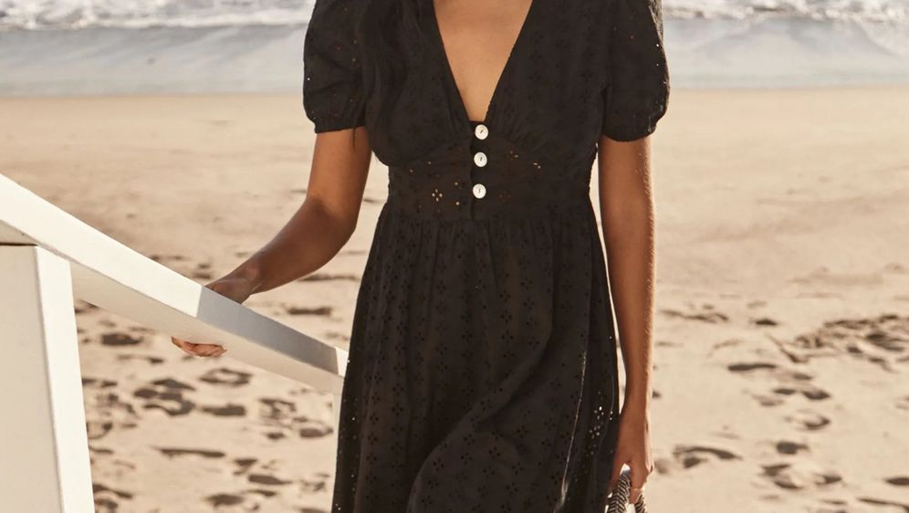 Dodajte svojoj ljetnoj garderobi jednu lijepu pamučnu ili lanenu crnu haljinu (Next, 423 kn)