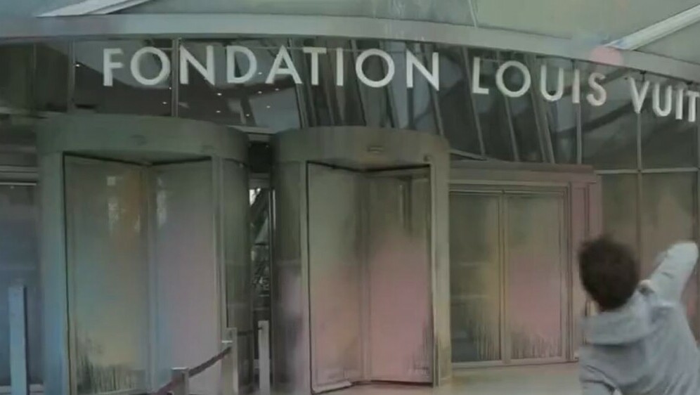 Ekološki aktivisti zalili bojom zgradu Zaklade Luisa Vuittona