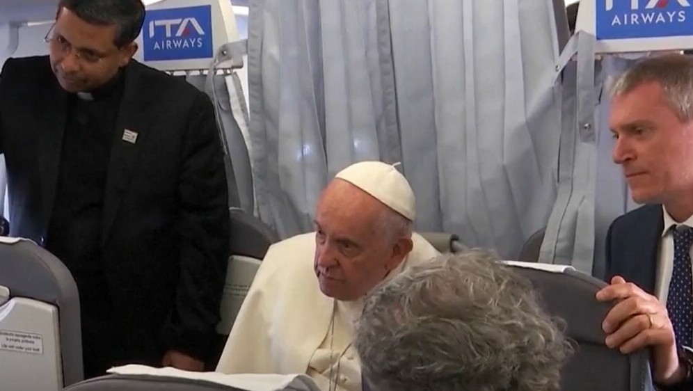 Papa Franjo u avionu