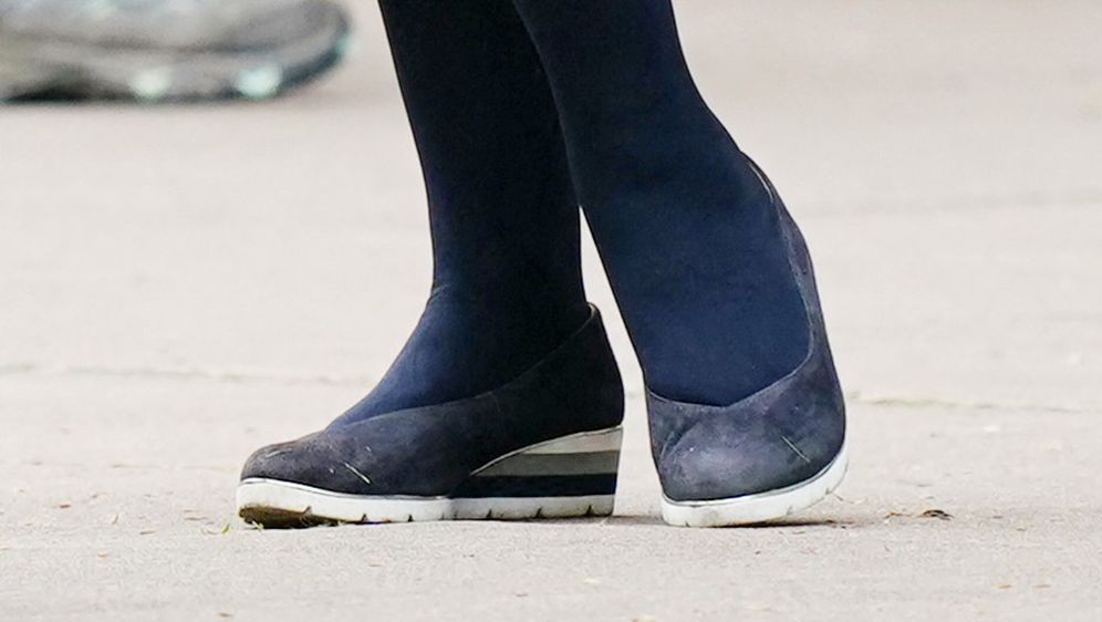 Cipele s platformom u kojima je Joanna Lumley došla na krunidbu kralja Charlesa III.