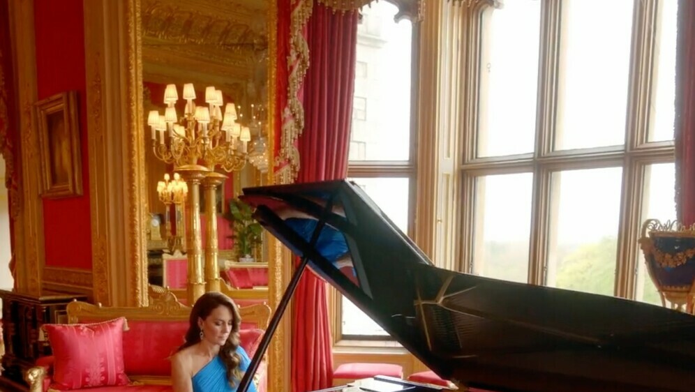 Kate Middleton svira na Euroviziji - 2