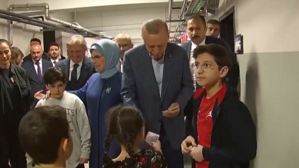 Turski predsjednik Recep Tayyip Erdoğan dijeli novac djeci