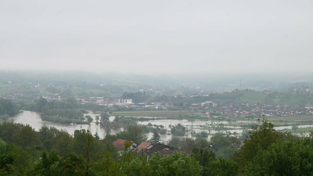 Zbog jakih oborina rijeka Una se izlila iz korita i poplavila - 8