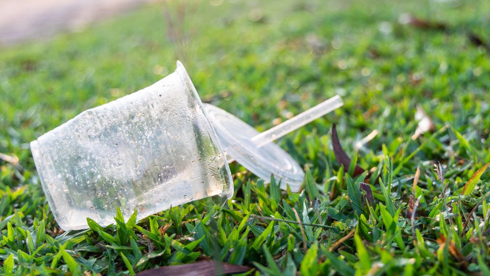 Odbačena plastična čaša