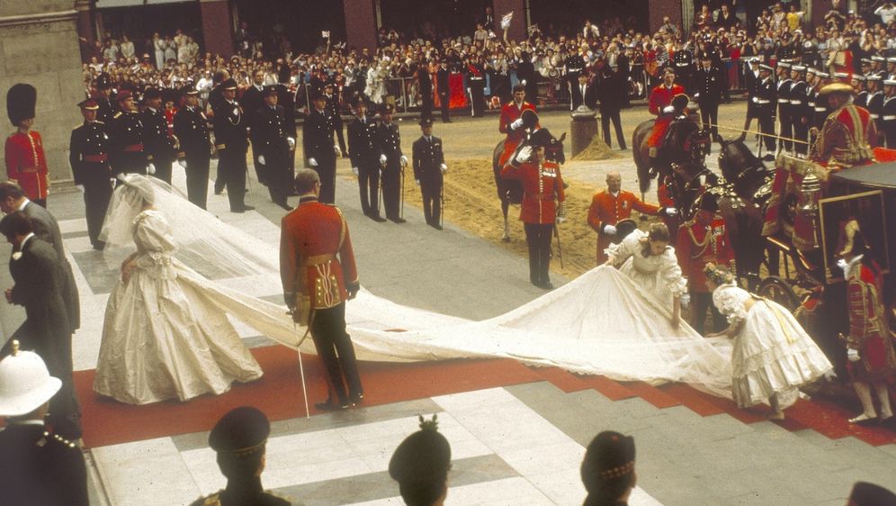 Princeza Diana u vjenčanici s dugim šlepom o kojoj se priča i danas
