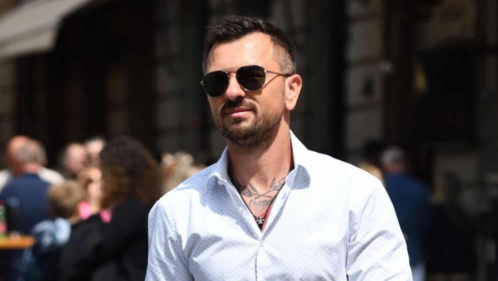 Muškarac iz centra Zagreba nosi bijelu košulju s plavim točkicama